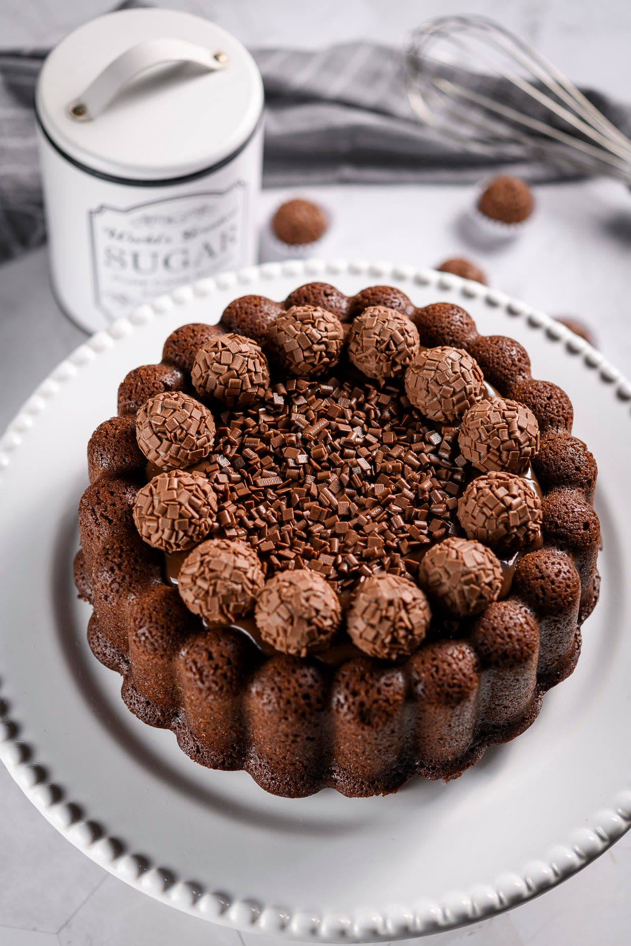 Bolo de chocolate coberto com brigadeiros